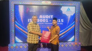 Agustani Bustami, M.Kom. (kiri) dan Ust. Iswahyudi Mukhlis, Lc., M.A. (Kanan)
